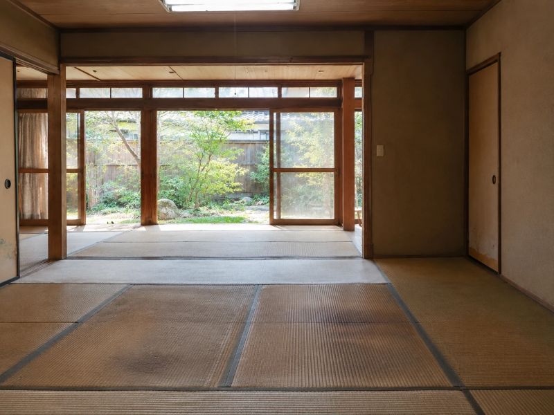 同じ部屋の改修前。畳とふすまの古い和室